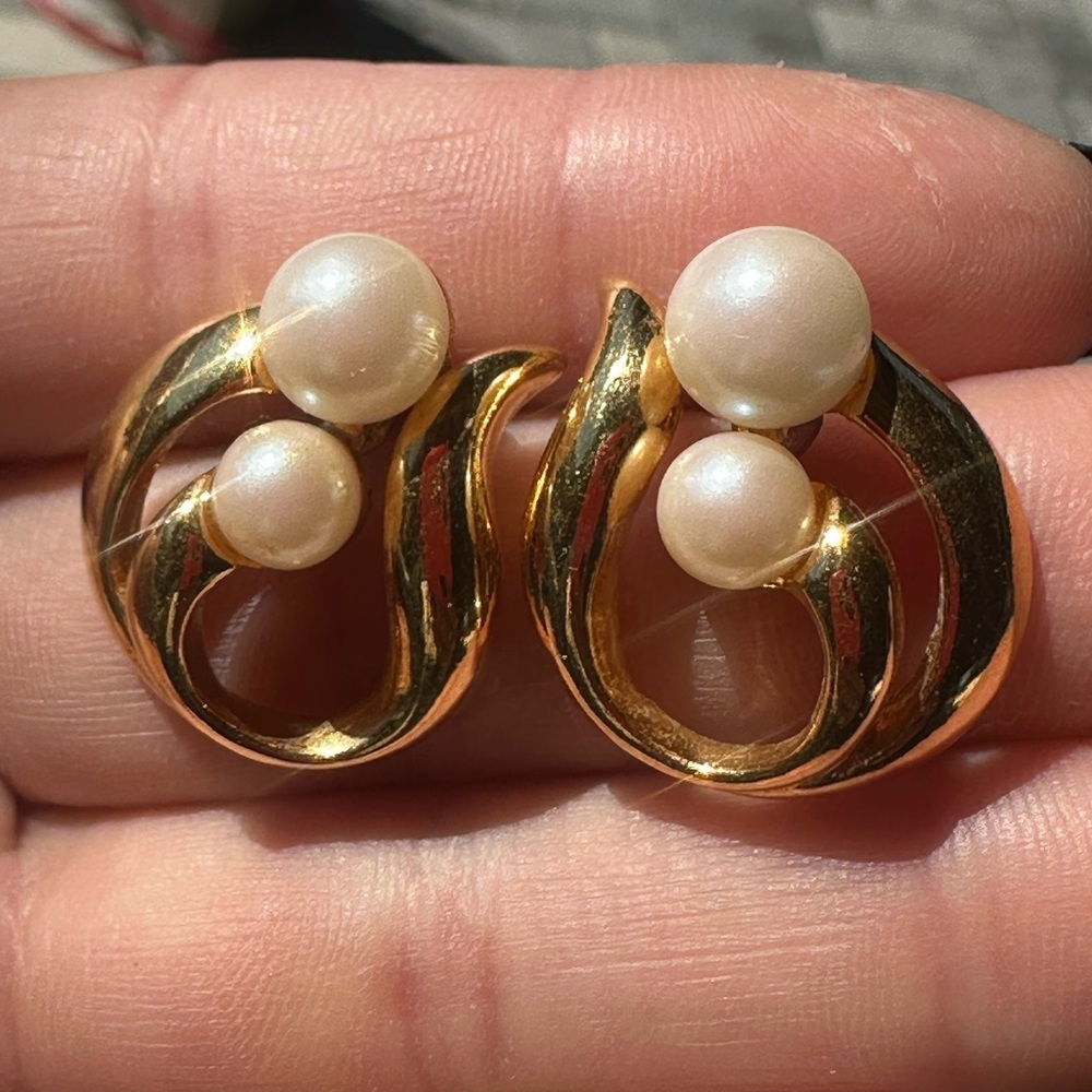 VINTAGE AVON Faux Pearl Earrings